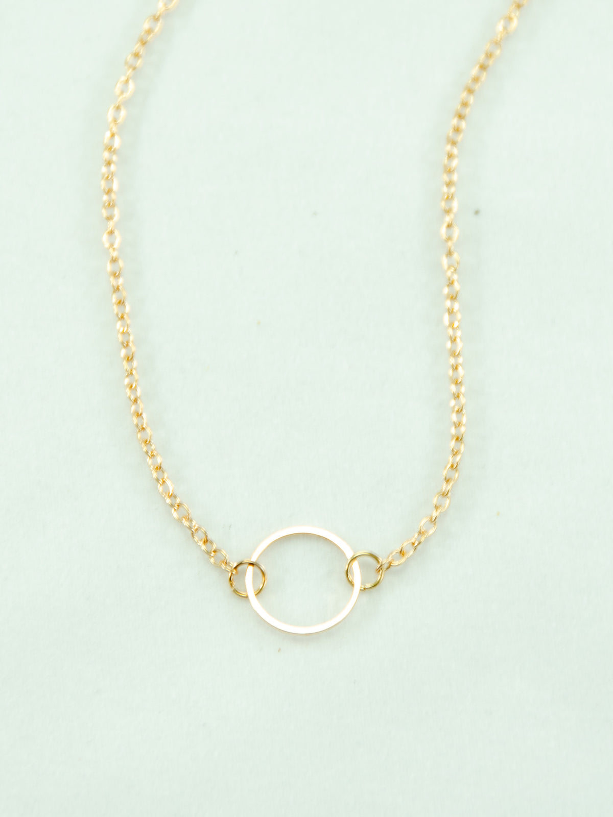 gold chain circle pendant necklace